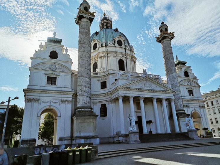Image shows the Karlskirche in Vienna  