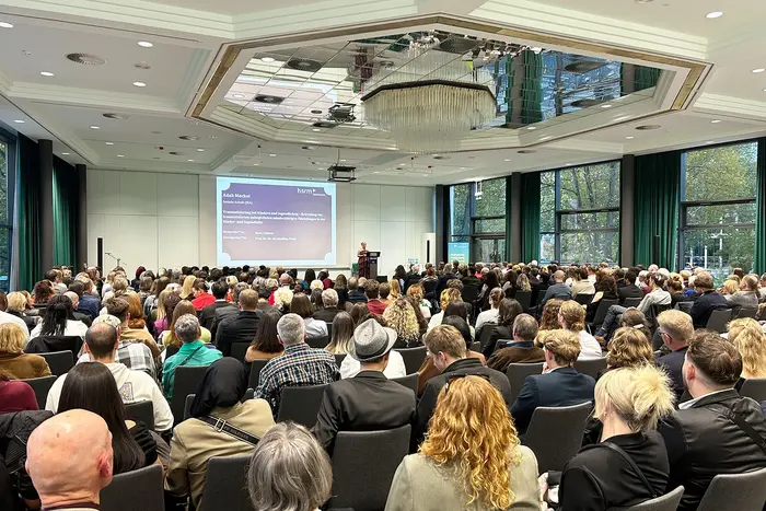 Abschlussfeier Sozialwesen Blick in den voll besetzten Veranstaltungssaal im Dorint Pallas Hotel Wiesbaden