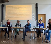Wissenschaftler:innen während einer Diskussionsrunde auf der Fachtagung des Fallarchivs Soziale Arbeit