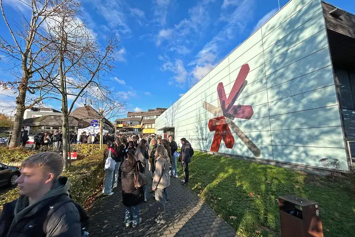 Hochschulinformationstag 2025 Schüler:innen warten auf dem Campus Kurt-Schumacher-Ring der Hochschule RheinMain auf den Beginn des Hochschulinformationstags 2025.