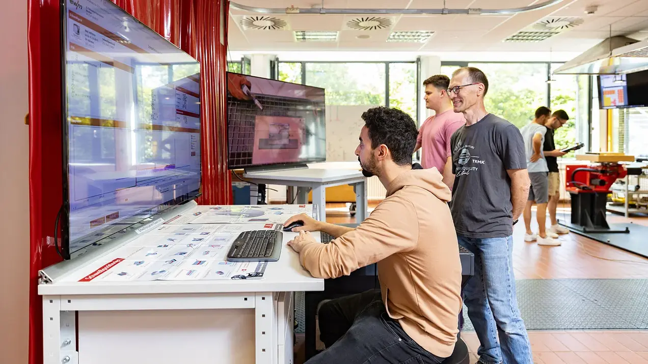 Promotionszentrum Systemintegrierte Ingenieurwissenschaft Personen arbeiten in einem Labor des Fachbereichs Ingenieurwissenschaften der Hochschule RheinMain.