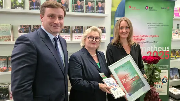 Wissenschaftsbuchpreis PROMETHEUS von links: Prof. Dr. Dr. Alexander Moutchnik, Prof. Dr. Eva Waller und Prof. Dr. Dr. Frauke Rostalski auf der Frankfurter Buchmesse