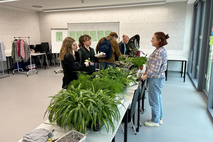 Sustainable Future Days Besucher:innen der Veranstaltung stehen an Stand der Planzentauschbörse.