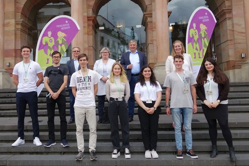 Das Team des Freiwilligentags Wiesbaden 2021 mit Jürgen Janovsky (Freiwilligen-Zentrum Wiesbaden), Hochschulpräsidentin Prof. Dr. Eva Waller und Oberbürgermeister Gert-Uwe Mende vor dem Rathaus der Landeshauptstadt Wiesbaden