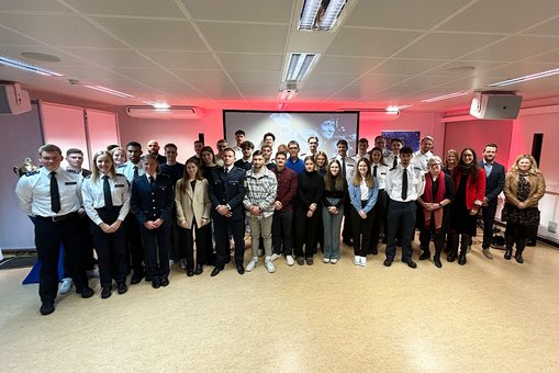 Gruppenfoto mit Spitzensportler:innen der Hessischen Hochschule für öffentliches Management und Sicherheit und der Hochschule RheinMain sowie Ehrengästen der Veranstaltung