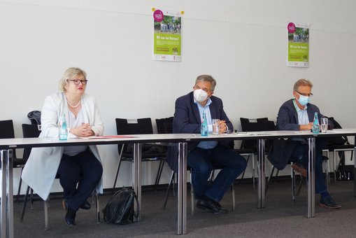 Hochschulpräsidentin Prof. Dr. Eva Waller, Oberbürgermeister Gert-Uwe Mende und Jürgen Janovsky von Freiwilligen-Zentrum Wiesbaden während des Pressekonferenz anlässlich des Freiwilligentags Wiesbaden 2021