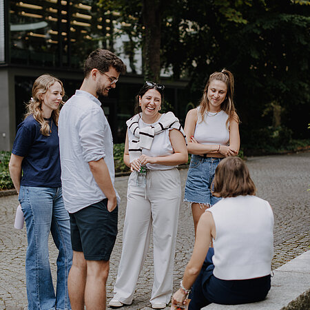 Gruppe Studierender im Innenhof der WBS