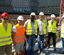 Prof. Dr. Victor Kamara und Dr.-Ing. Tobias Lupek (Bildmitte) mit KIB-Masterstudierenden auf der Großbaustelle "Tower One". 
