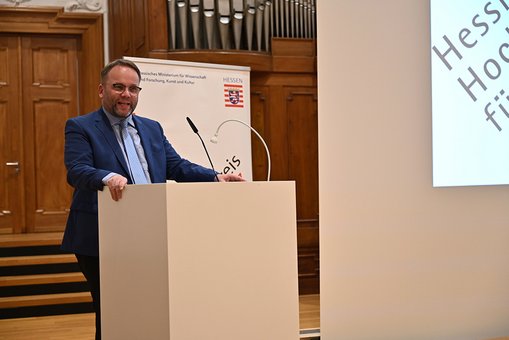 Der hessische Wissenschaftsminister Timon Gremmels spricht während der Verleihung des Hochschullehrpreises 2024.