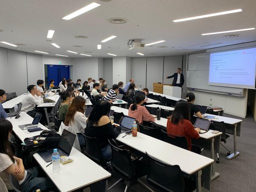 Prof. Dr. Alexander Eufinger bei einem seiner Vorträge in Japan. © Hochschule RheinMain