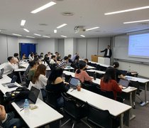 Prof. Dr. Alexander Eufinger bei einem seiner Vorträge in Japan. © Hochschule RheinMain