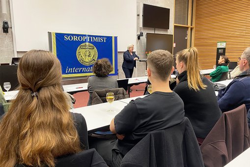 Hochschulpräsidentin Prof. Dr. Eva Waller während ihres Grußworts anlässlich der Verleihung des SI-Preises an der Hoschschule RheinMain