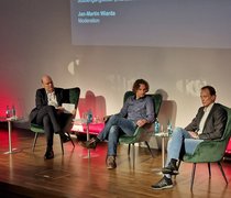 Auf der Bühne sitzen Jan-Martin Wiarda, Prof. Dr. Kai Erenli und Prof. Dr. Ulrich Schwanecke