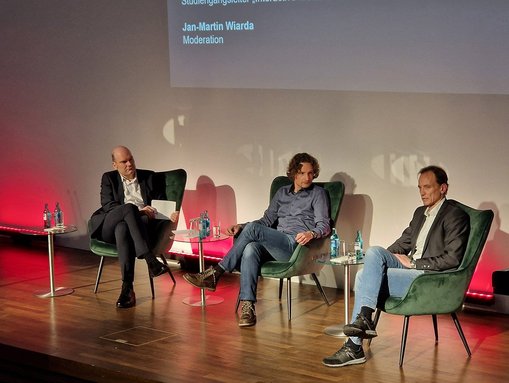 Auf der Bühne sitzen Jan-Martin Wiarda, Prof. Dr. Kai Erenli und Prof. Dr. Ulrich Schwanecke