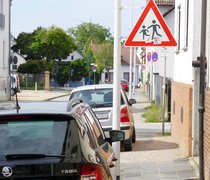 Beispiel Fehlnutzung von öffentlichem Straßenraum in Darmstadt-Arheilgen. © Prof. Dr. Volker Blees | Hochschule RheinMain. 