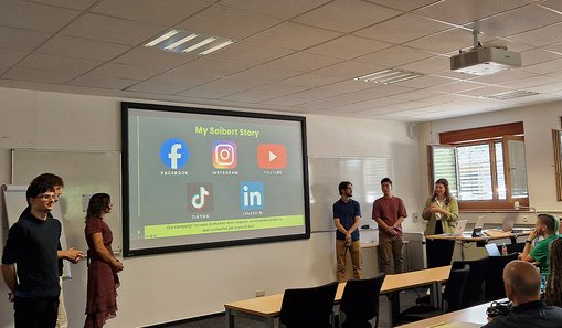 Eine weitere Gruppe internationaler Studierender bei der Präsentation einer Social-Media-Kampagne für Seiber Media an der Hochschule RheinMain zum Abschluss der Summer School Media Management.