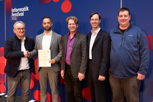 Prof. Dr. Thomas Barton (Hochschule Worms und Vorsitzender des Fachbereichstags Informatik), Preisträger Dr. Sergio Staab, Prof. Dr. Klaus Lang (TH Bingen und ehemaliger Vorsitzender des Fachbereichstags), Prof. Dr. Ludger Martin (HSRM) und Prof. Dr. Ralf Dörner (HSRM)