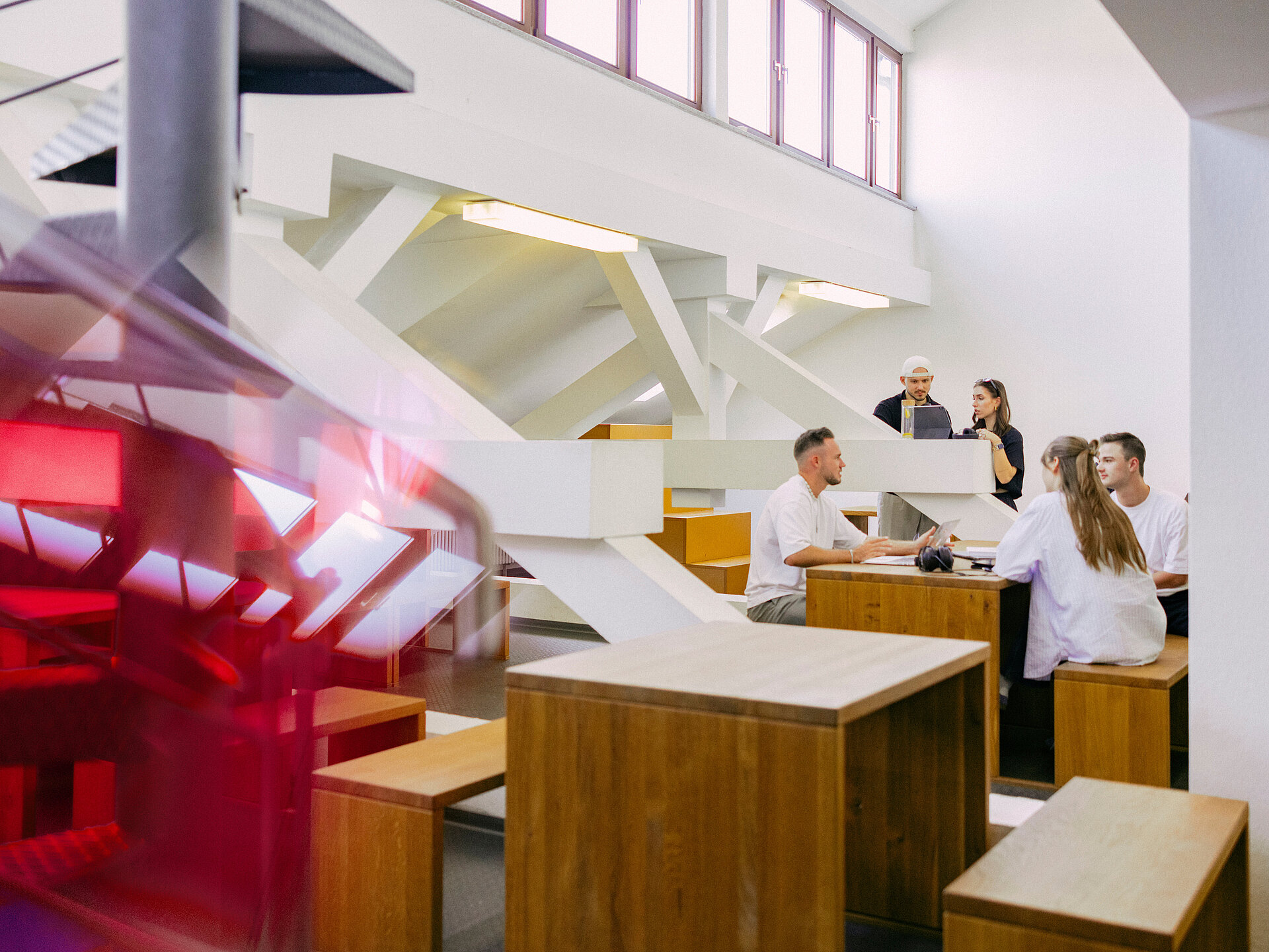 Studierende sitzen an einem Workspace am Campus Bertramstraße