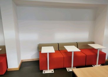 Neue Sitzmöbel in A112 © Hochschule RheinMain