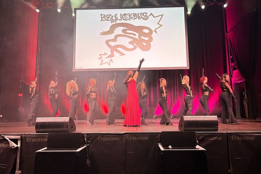 Hip-Hop-Tanzgruppe „Bellicious Crew“ der Hochschule RheinMain perfomt auf der Bühen des Schlachthofs.