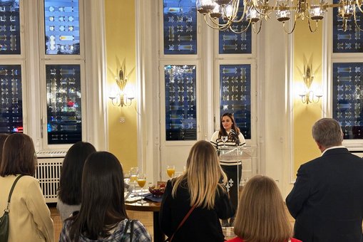 Sooma Kargar erzählt von ihren Erfahrungen an der Hochschule RheinMain in Wiesbaden. 