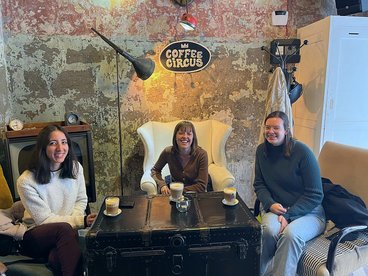 Drei Studierende sitzen im Café, das Coffee Circus heißt und in Valletta, der Hauptstadt Maltas ist.