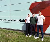 Haben ihren Abschluss gemacht und sind jetzt an der HSRM tätig: Lena Stiefvater, Niklas Helmig und Mihailo Trikic.