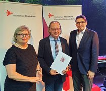 Prof. Dr. Eva Waller, Prof. Dr. Thomas Stockhausen und Prof. Dr. Reinhard Strametz nach der Verleihung der Honorarprofessur