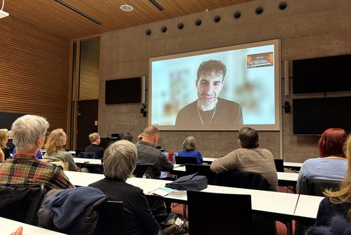 Necati Öziri liest im Rahmen der 25. Poetikdozentur an der Hochschule RheinMain