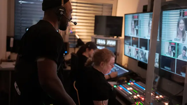 Studierende bei der Produktion einer Studiosendung Studierende bei der Produktion einer Studiosendung