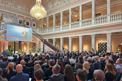 Blick ins vollbesetzte Foyer der Sektkellerei Henkell während der Graduierungsfeier des Fachbereichs Wiesbaden Business School