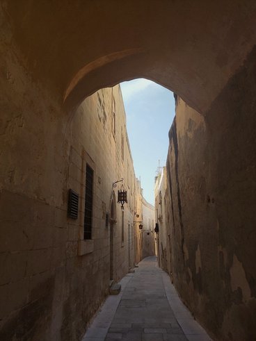 Aufnahme der nördlich gelegene Stadt Mdina auf Malta, mit schmalen Gassen und sandfarbenen Gebäuden.