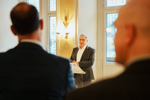 Wiesbadens Oberbürgermeister Gert-Uwe Mende bei der Begrüßung im Rathaus. Foto: Felix Bittner