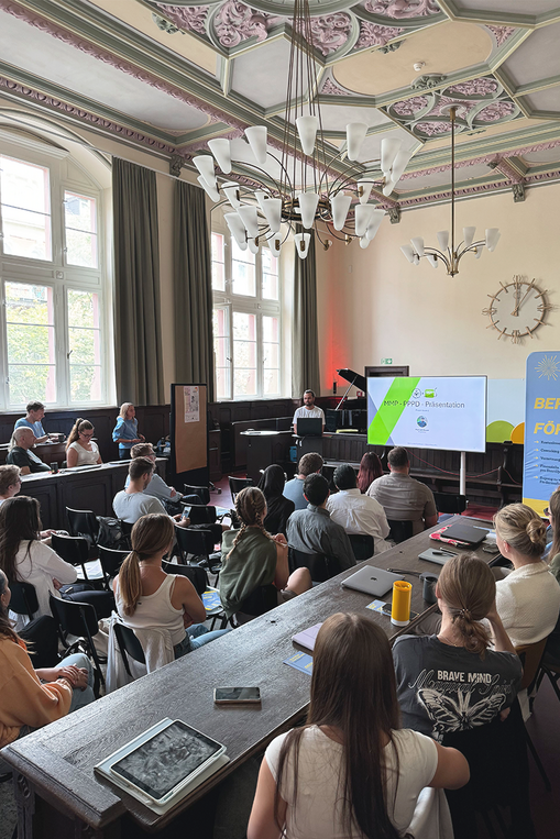 Studierende pitchen ihre Ergebnisse am Project Power Pitch Day im Schwurgerichtssaal des Alten Gerichts in Wiesbaden.