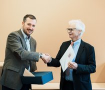 Prof. Dr. Till Dannewald, Dekan des Fachbereichs Wiesbaden Business School und Dieter Münk.  ©Felix Alexander Bittner