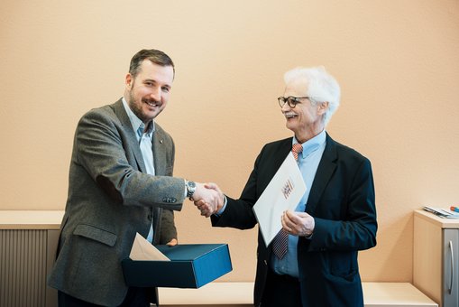 Prof. Dr. Till Dannewald, Dekan des Fachbereichs Wiesbaden Business School und Dieter Münk.  ©Felix Alexander Bittner