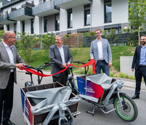 Ulrich Albersmeyer (NHW), Oberbürgermeister Gert-Uwe Mende, Tobias Lochen (sigo GmbH) und Michael Kauderer (SC-Leiter) stellten das Lastenrad-Projekt in Wiesbaden vor