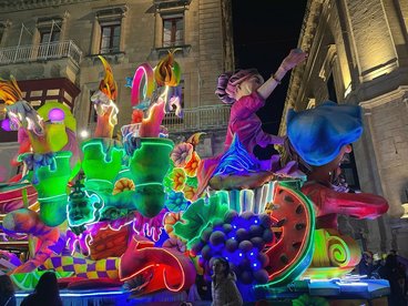 Ein buntleuchtender Festwagen während des Karnevals in der Hauptstadt Valetta. 