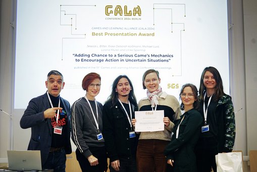 v. l. n. r.: Conference Chair Prof. Dr. Avo Schönbohm (HWR Berlin) mit dem Gewinnerteam Prof. Dr. Ulrike Spierling, Michael Lurz, Jessica Bitter, Deborah Koßmann, Lorena Müller