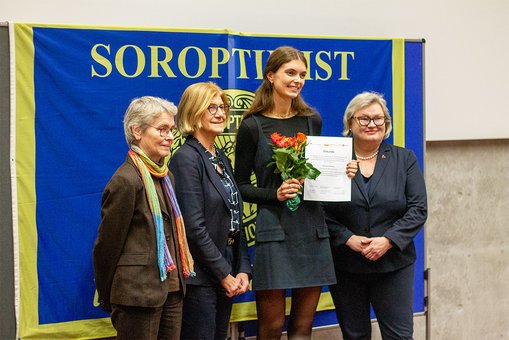 SI-Preisträgerin Hannah Neidhard mit Monika Stegmann, Prof. Dr. Annette Fisseler-Eckhoff und Prof. Dr. Eva Waller