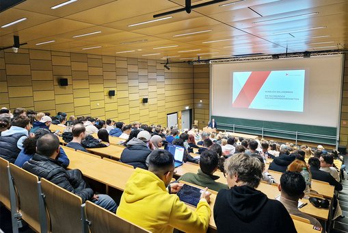 Blick in einen voll besetzten Hörsaal der Hochschule RheinMain