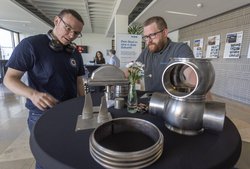 Ausstellung der Partnerfirmen im Foyer