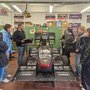 Die Teilnehmerinnen stehen in der Werkstatt des Formula Student Teams und betrachten das Rennauto Sandy