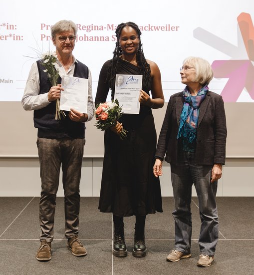 Die Preisträgerin Inola Kangni Soukpe erhält den Henriette-Fürth-Preis, neben ihr stehen ihr Betreuer Prof. Dr. Michael May und Prof. Dr. Lotte Rose