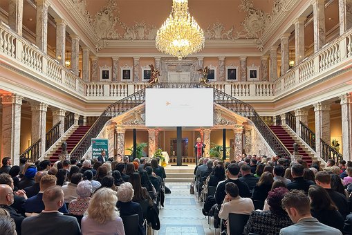 Blick ins vollbestzte Foyer der Sektkellerei Henkell während der Graduierungsfeier des Fachbereichs Wiesbaden Business School