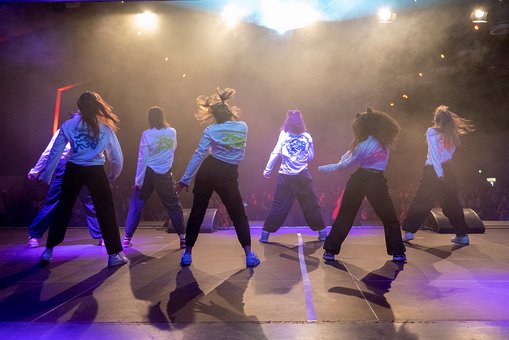 Die Hip-Hop-Tanzgruppe des Hochschulsports während ihrer Performance auf der Bühne des Schlachthofs
