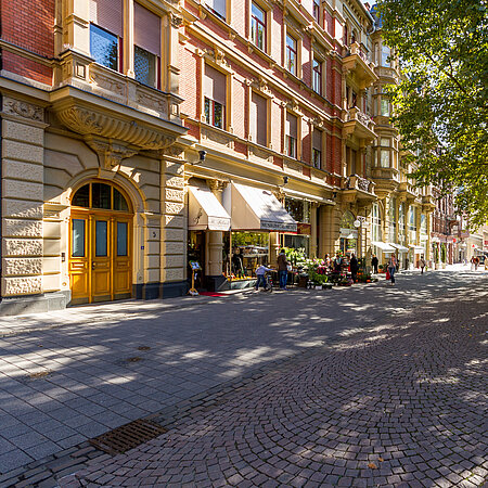 Straßenszene Zu sehen ist eine verkehrsberuhigte Straße in Wiesbaden