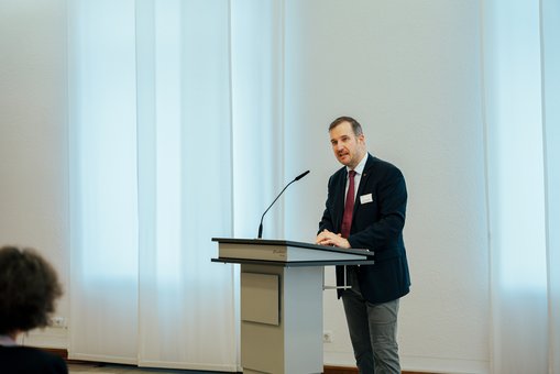 Prof. Dr. Till Dannewald, Dekan des Fachbereichs Wiesbaden Business School, bei der Begrüßung in der IHK Wiesbaden. 