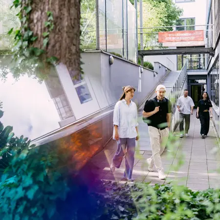 Studierende im Außenbereich der Wiesbaden Business School