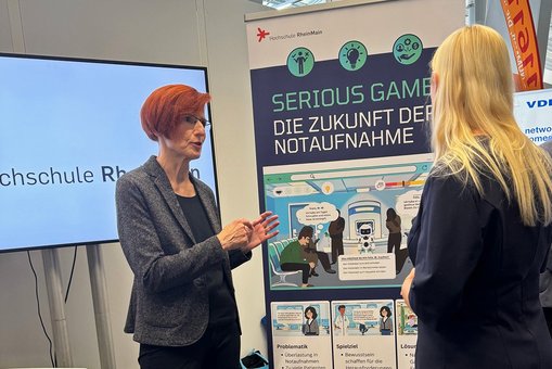 Prof. Dr. Ulrike Spierling im Gespräch mit Gesundheitsministerin Diana Stolz beim eHealth-Kongress in Offenbach am Main